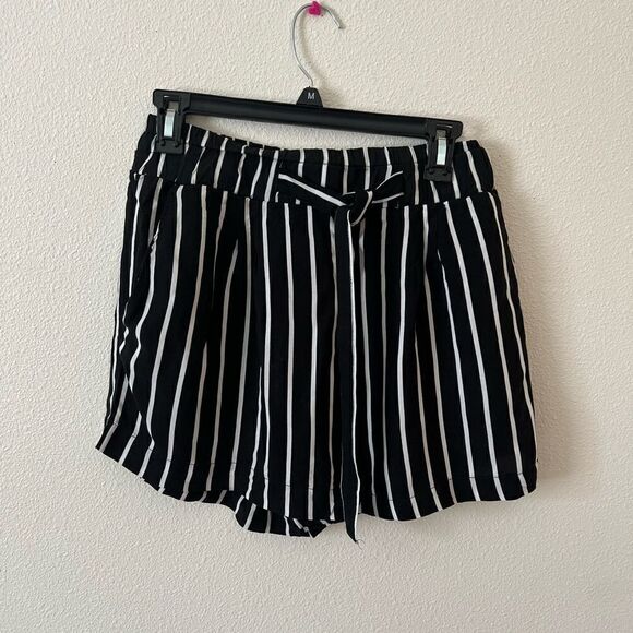 Ambiance Apparel women’s high waisted black/white striped shorts with pockets L - Picture 2 of 7